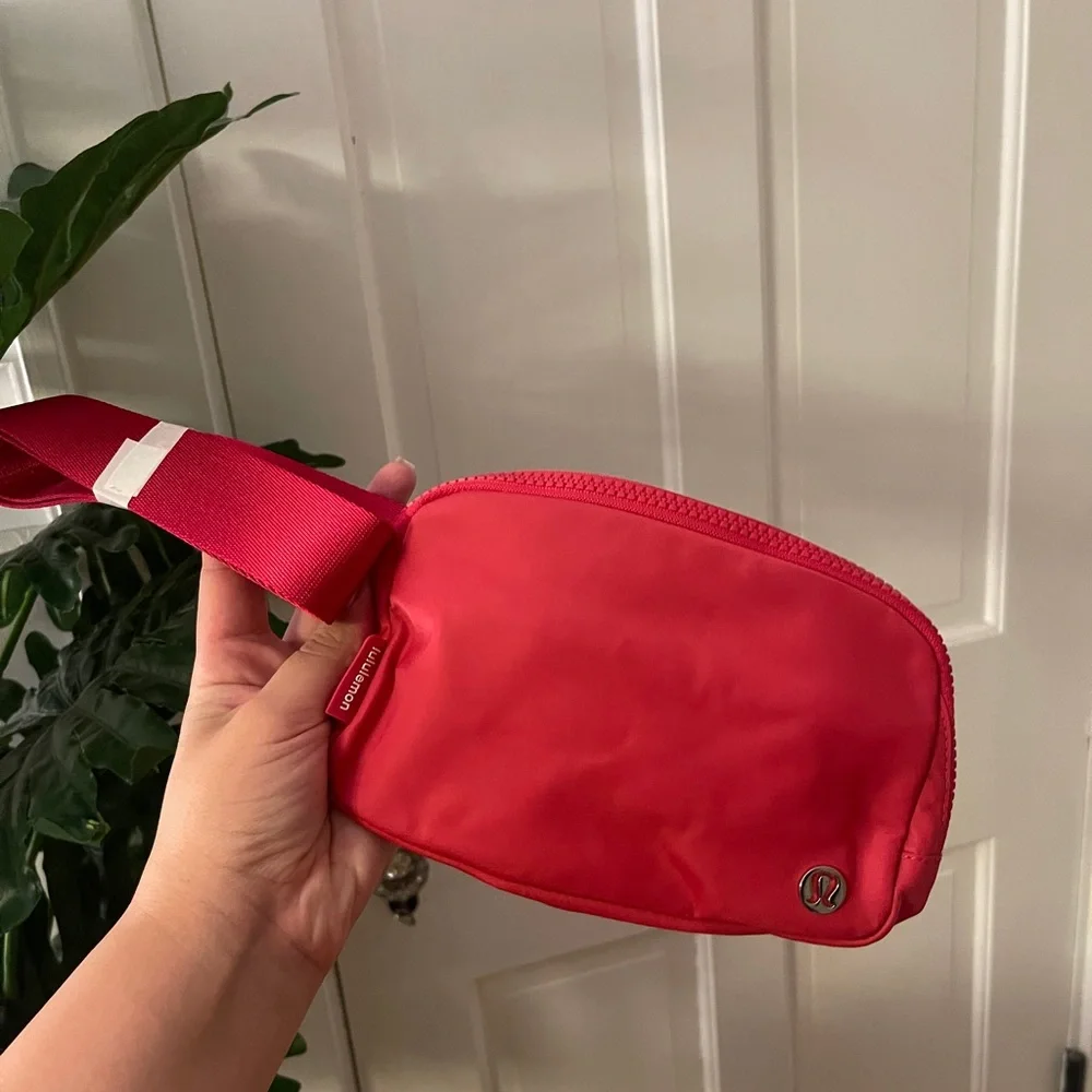 Lululemon cross body bag CHERRY MIST - Picture 1 of 3